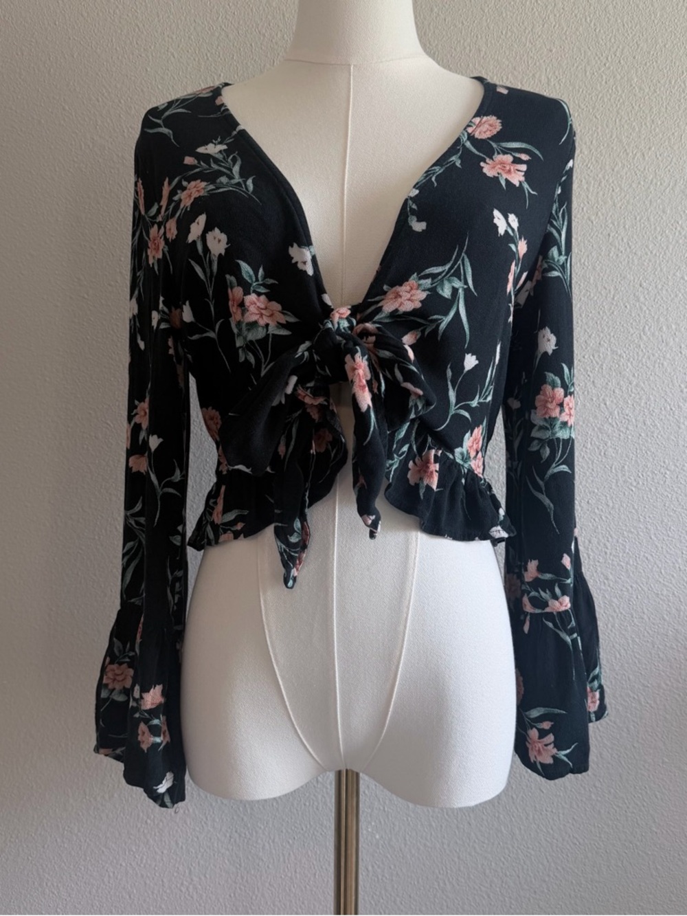 American Eagle Outfitters Black Floral Boho Tie-Front Long Sleeve Top size M